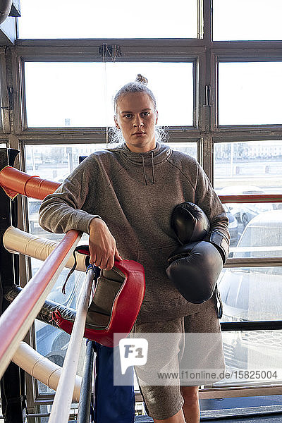 Porträt einer Boxerin im Fitnessstudio