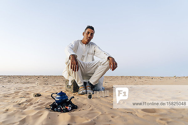 Mann bei der Teezubereitung in der Wüste Sahara  Tindouf  Algerien