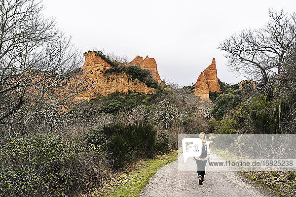 Wanderer auf dem Wanderweg bei Mina de Oro Romana  ehemalige Goldmine  Las Medulas  Kastilien und León  Spanien