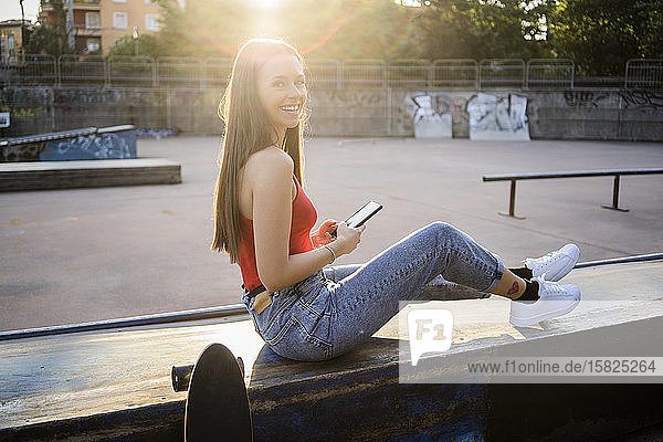 Junge Frau in einem Skatepark