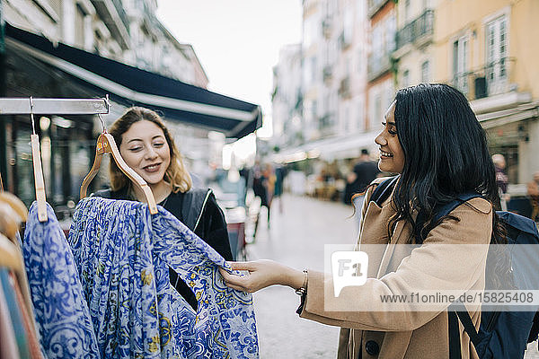 Zwei junge Frauen beim gemeinsamen Einkaufen in der Stadt  Lissabon  Portugal
