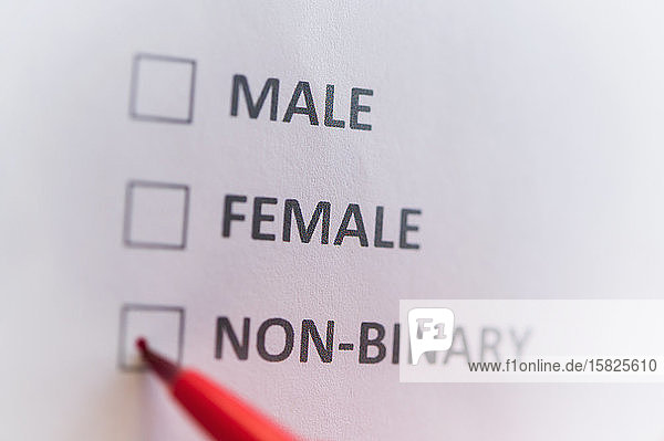 Stiftmarkierung auf der Checkliste fÃ?r mÃ?nnliche  weibliche und nicht binÃ?re GeschlechterÂ
