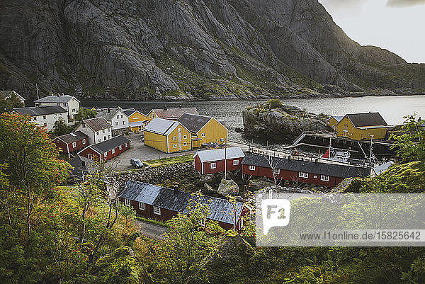 Norwegen  Lofoten  Nusfjord  Blick auf ein traditionelles Fischerdorf mit roten Häusern