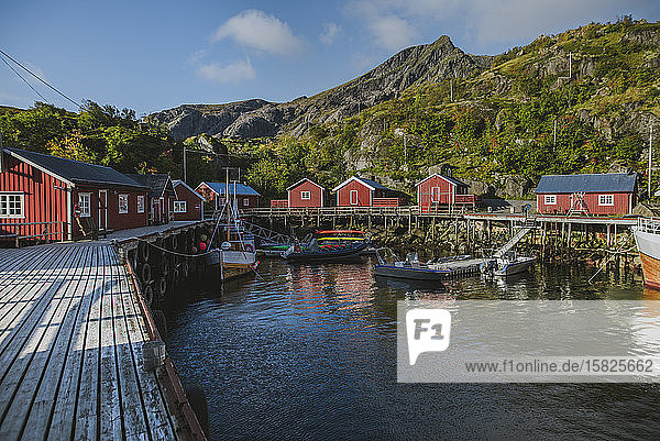 Norwegen  Lofoten  Nusfjord  Dock im traditionellen Fischerdorf