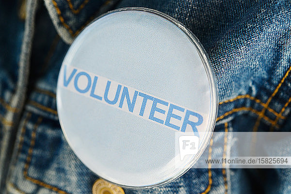 Nahaufnahme eines Knopfes an der Jeansjacke von Volunteer