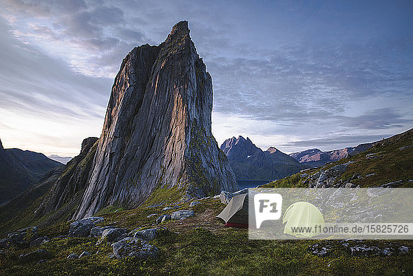 Norwegen  Senja  Zwei Zelte in der Nähe des Berges Segla bei Sonnenuntergang