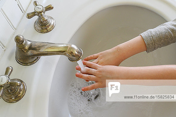 Nahaufnahme eines Jungen (4-5) beim Händewaschen