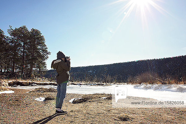 Junges Mädchen mit Kamera auf Entdeckungsreise in den Rocky Mountains