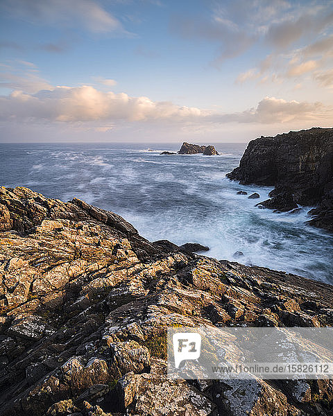 Turbulente See und dramatische Küstenklippen am Butt Of Lewis Isle of Lewis Schottland