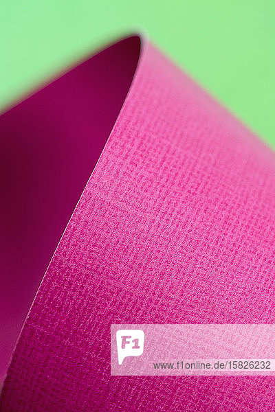 Starkes rosa- und grünfarbenes Papierdesign