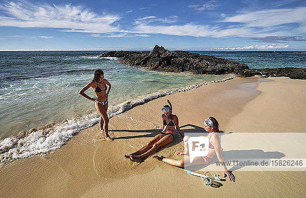 Drei Freunde genießen die Wellen und den Sand am Makalawena Beach  Hawaii