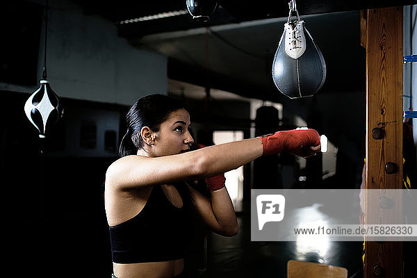 junge Frau  die im Fitnessstudio Boxen übt