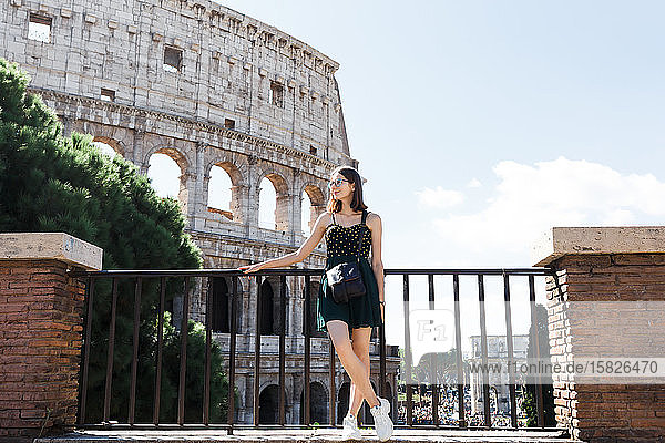 junge Touristen spazieren im Sommer durch die Straßen Roms