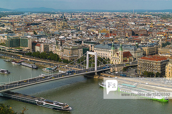 Elisabethbrücke  Donau und erhöhte Ansicht von Pest an einem sonnigen Tag