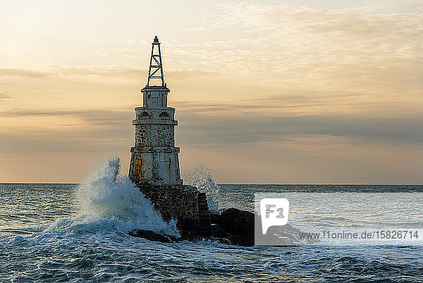 Leuchtturm im Hafen von Ahtopol  Schwarzes Meer  Bulgarien.