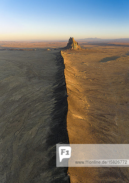 Antenne mit führender Lavalinie in Richtung Shiprock in New Mexico