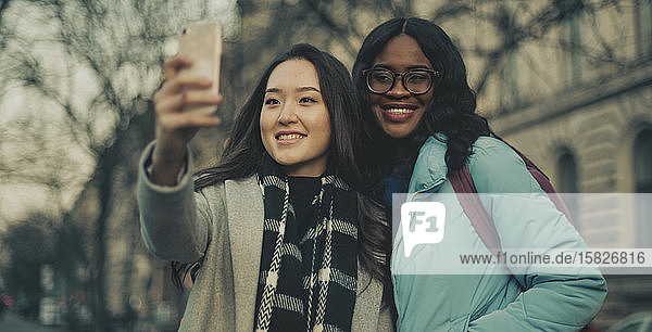 zwei Freundinnen nehmen ein Selfie