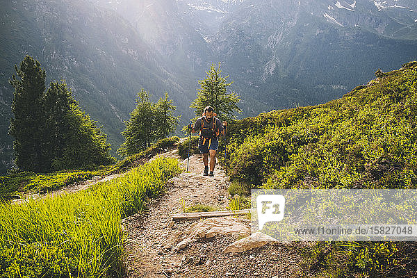 Wanderer auf dem Weg zur Aiguillette des Posettes  Französische Alpen  Chamonix