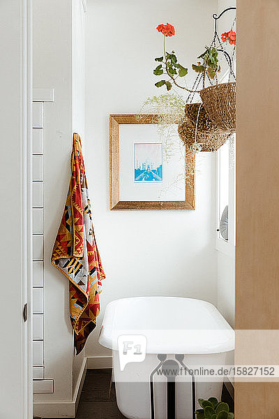 Hängeblume  Handtuch Pendleton und eine Krallenfusswanne im weissen Badezimmer