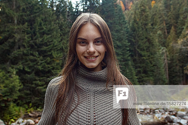 Porträt eines Mädchens im Hintergrund des Herbstwaldes