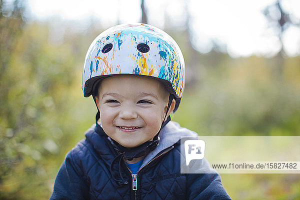 Porträt eines kleinen Jungen mit Fahrradhelm.