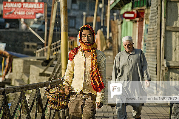 Junger und alter Mann beim Spaziergang am Flussufer in Zentral-Srinagar