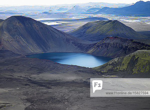 Luftaufnahme des Sees Domadalsvatn im Hochland von Island
