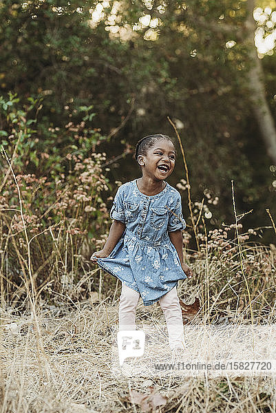 Porträt eines glücklichen  selbstbewussten Mädchens im Vorschulalter  das auf dem Feld lächelt