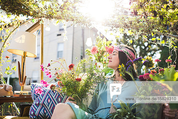 friedliche Frau in einem Garten im Vintage-Stil