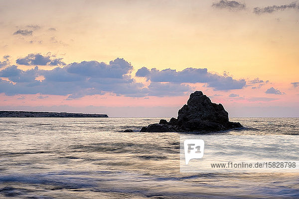 Laura Beach bei Sonnenuntergang  in der Nähe von Peyia (Pegeia)  Bezirk Paphos  Zypern