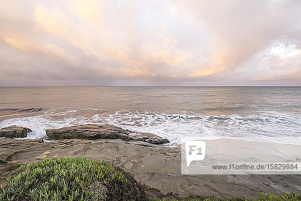Sonnenaufgang an der Küste im November am Windansea Beach. La Jolla  Kalifornien.