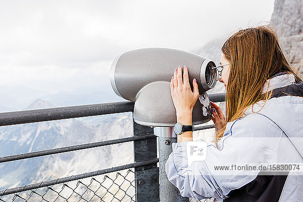 Junge Frauen betrachten die Aussicht auf die Berge mit dem Fernglas aus der Beobachtung