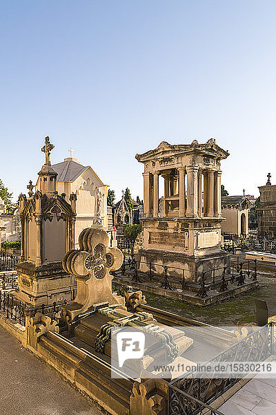 Poblenou-Friedhof mit Engelsstatuen in Barcelona im Sommer