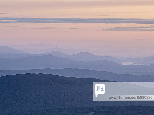 Bei Sonnenuntergang ziehen sich die Bergschichten in die Ferne zurück  Maine