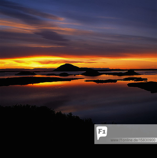 Der Myvatn-See in Nordisland bei ruhigem Sonnenuntergang
