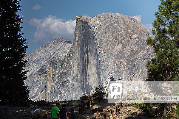 Zwei Touristen  Half Dome  Yosemite  Blick vom Glacier Point.