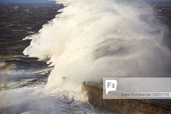 Sturmwellen von einem extremen Tiefdrucksystem treffen am 10. Dezember 2014 auf den Hafen von Whitehaven  Cumbria  Großbritannien.