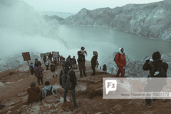 Touristengruppe in der Nähe des Ijen-Sees