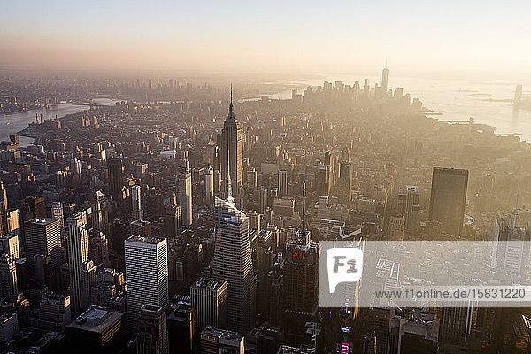 Sonnenuntergang über Midtown Manhattan und dem Empire State Building in New York.