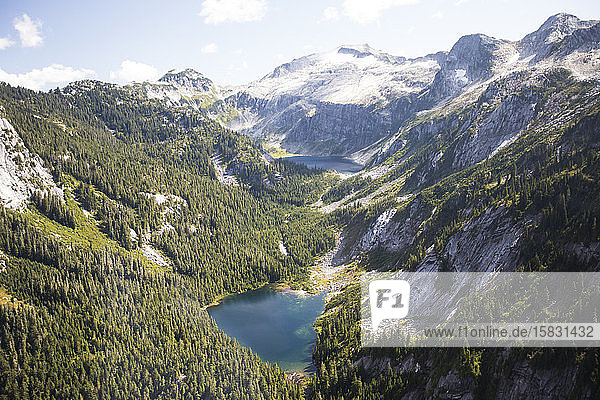 Hochwinkelansicht des Alpensees und der Berge.