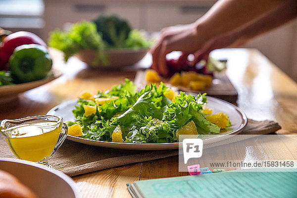 Caesar-Salat mit viel Platz auf einem Holztisch in der Küche