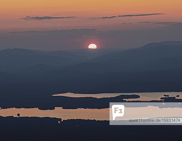 Sonnenuntergang über dem Flagstaff Lake und den Bergen von Maine.
