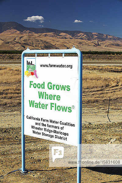 Ein Bauer unterschreibt ein Schild über die Wasserkrise nach einer vier Jahre andauernden Dürre in der Nähe von Bakersfield im Central Valley  Kalifornien  USA  bei der der Boden zu Staub wurde. Ganz Kalifornien befindet sich in einer