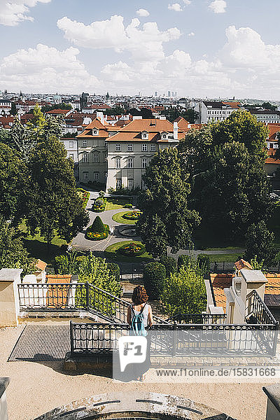 Frau schaut zu  Prag  Tschechische Republik  von FÃ¼rstenberg Garten