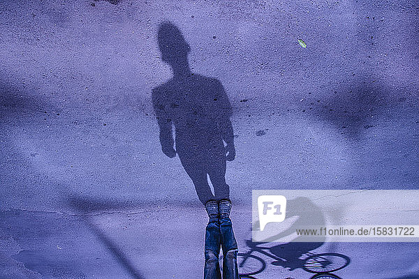 Abstrakte städtische Szene von Radfahrern und Fußgängern in der Innenstadt von Rio