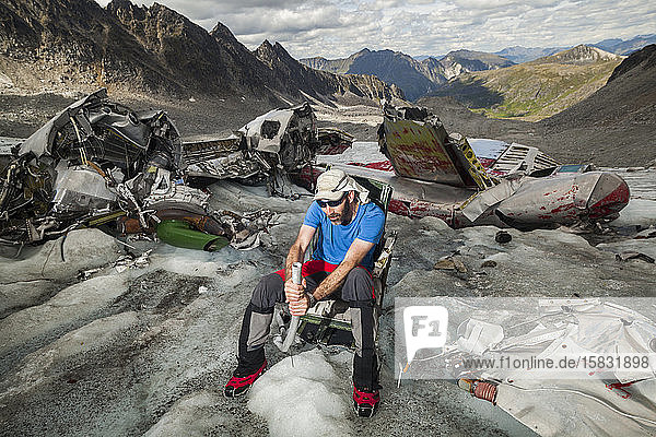 Mann bei Flugzeugabsturz  Bomber Glacier  Talkeetna-Gebirge  Alaska