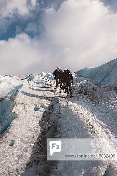 Nicht erkennbare Reisende klettern auf Gletscher