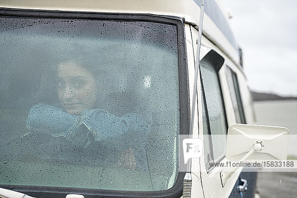 Porträt einer Teenagerin hinter dem Steuer eines Oldtimer-Vans