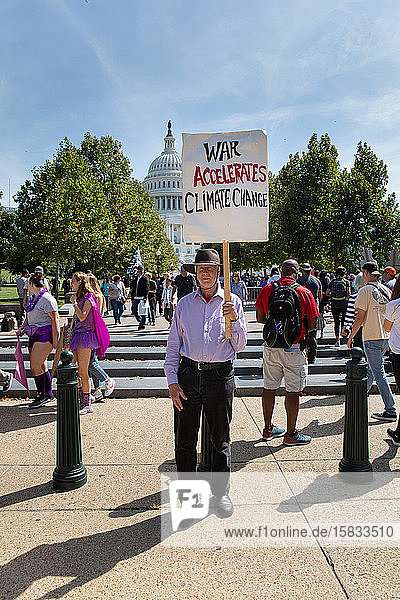 Mann protestiert mit Schild während des Klimastreiks in Washington DC