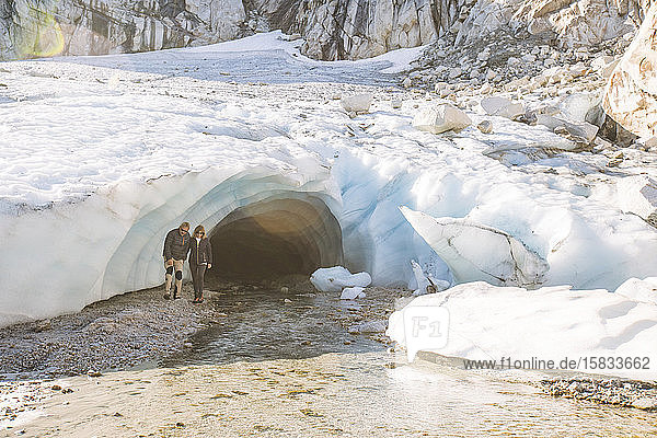 Ehepaar im Ruhestand taucht bei Luxustour aus Gletschereishöhle auf.